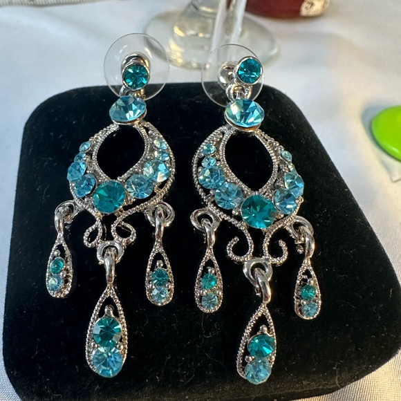 Light blue ice sparkly rhinestone dangle earrings - Picture 3 of 6